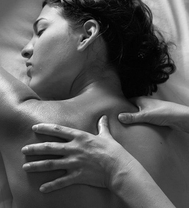 Frau erhält klassische Massage