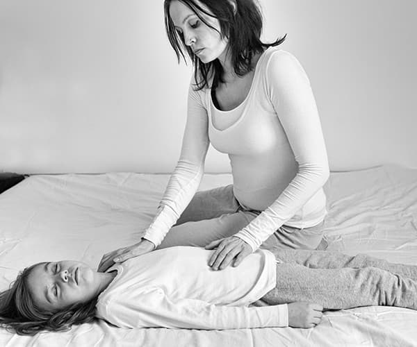 Eltern-Kind Shiatsu-Massagekurse: Frau massiert Kind